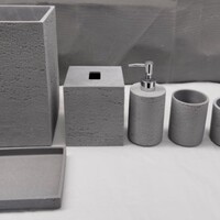 Set de ba&ntilde;o de resina, apariencia de piedra. Incluye: bote de basura, caja de pa&ntilde;uelos, dispensador de jab&oacute;n, contenedor para cepillo, charola, contenedor y una jabonera.
