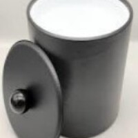 Hielera t&eacute;rmica forrada en negro con vinil tapa y cuerpo con perilla mismo color de la tapa